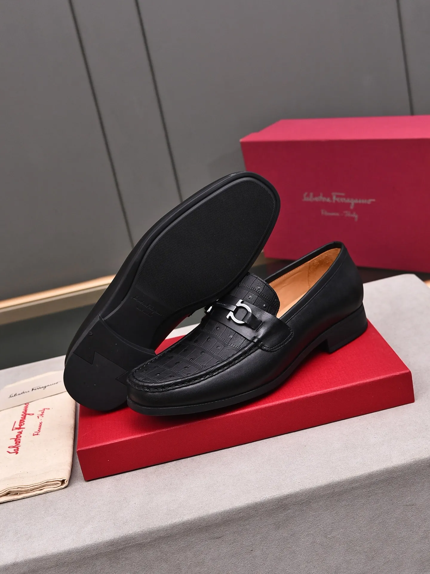 Factory: 250 [Original running volume quality] Brand: Ferragamo (Ferragamo) Size: Men's size 38/44 (45 can be customized) Grade: Same style as the official website High-end quality men's shoes Material: Original first-layer calfskin Water-dyed cowhide lining Original outsole Style category: Men's fashion formal business casual leather shoes Slip-on men's shoes high-top series Young fashion European and American trends British style Casual matching Comfortable feet
